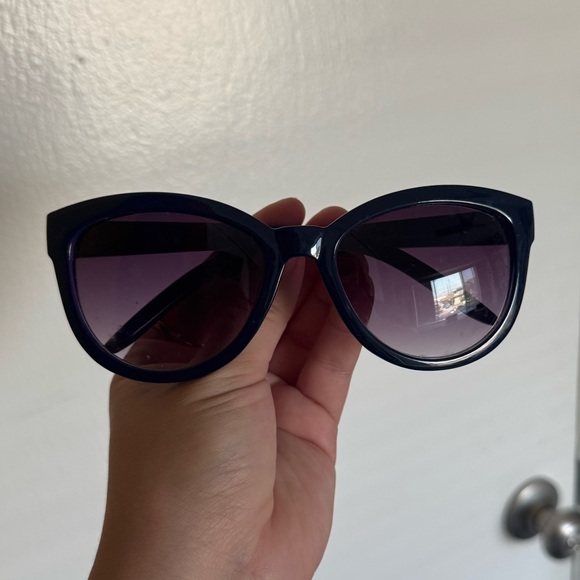 Jones New York Black Oversized Sunglasses - Picture 1 of 4